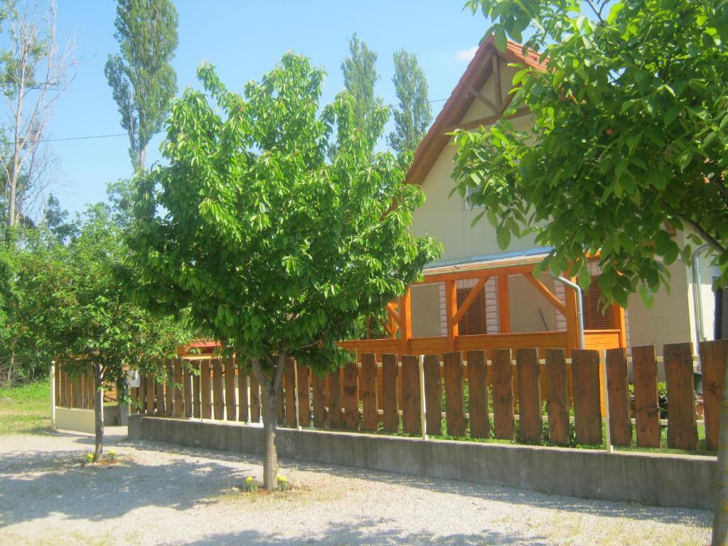 Villa Benaja Swiss Nyaralohaz à Keszthely Extérieur photo